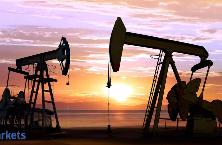Oil slips on US stockpile build, Saudi Arabia price cuts