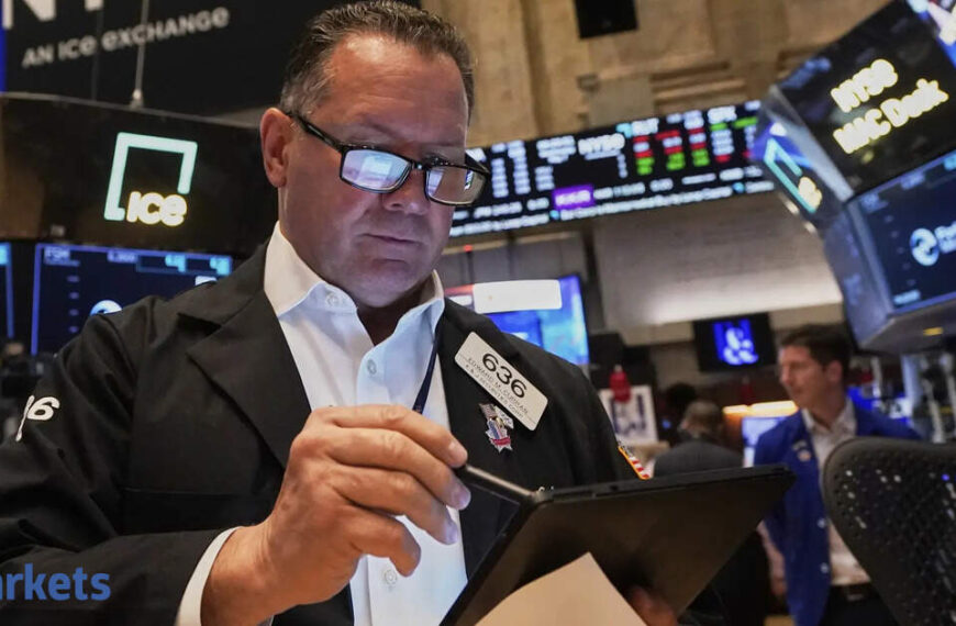 Wall Street ends narrowly mixed in choppy trade on weak economic data