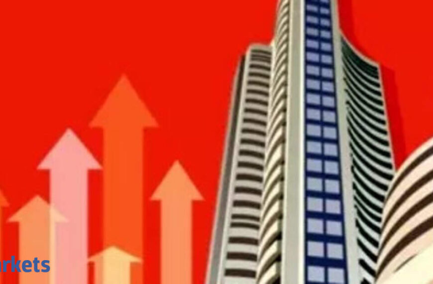 RIL, Eternal drive Sensex 400 points higher, Nifty above 24,700