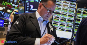 S&P 500 ends lower; traders focus on Middle…