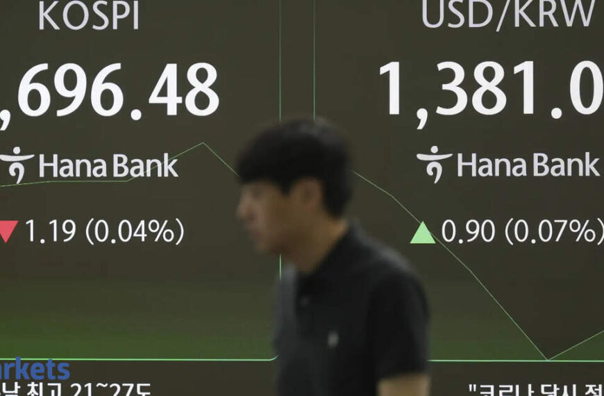 China, Hong Kong stocks fall as initial Sino-US trade optimism wanes