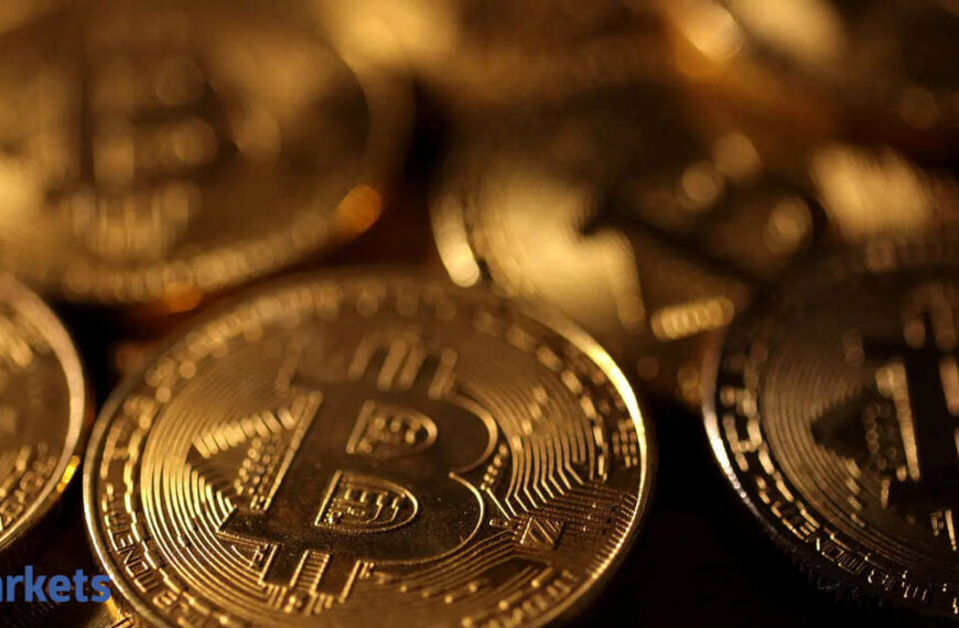 Bitcoin holds above $106k amid geopolitical jitters; Solana, Hyperliquid jump up to 7%