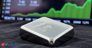 Silver smashes new life high at Rs 1,07,425…