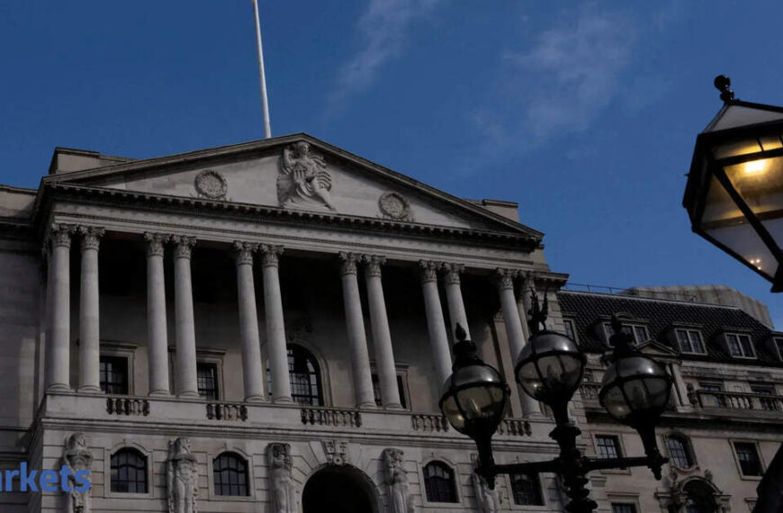 Bank of England keeps rates steady, sees further loosening as jobs market weakens