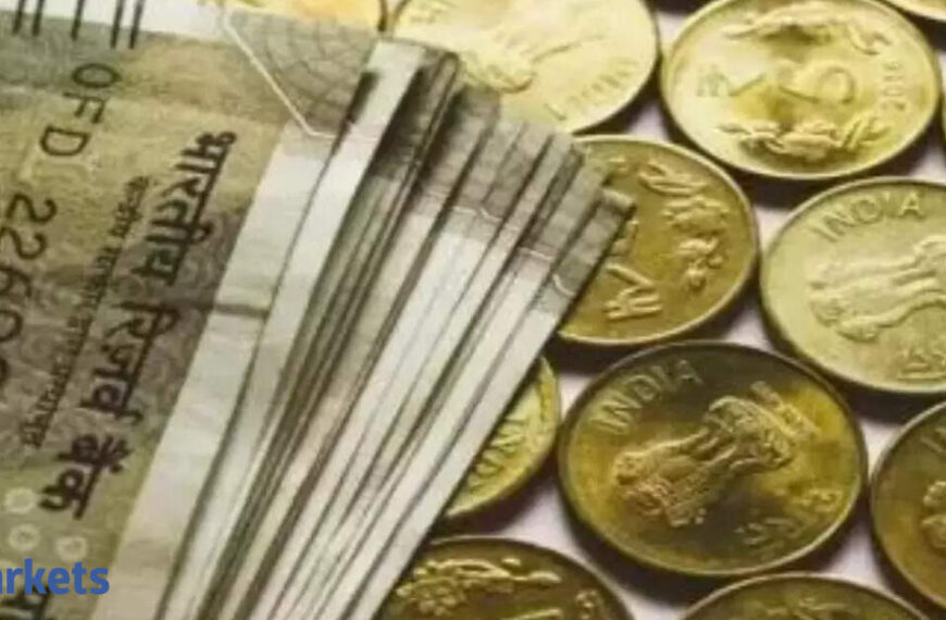 Rupee gains slightly to cap week clouded by Middle East conflict