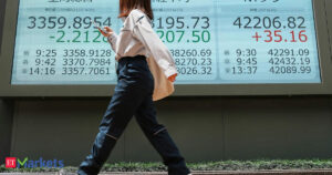Asian stocks climb as Fed cut bets gain…