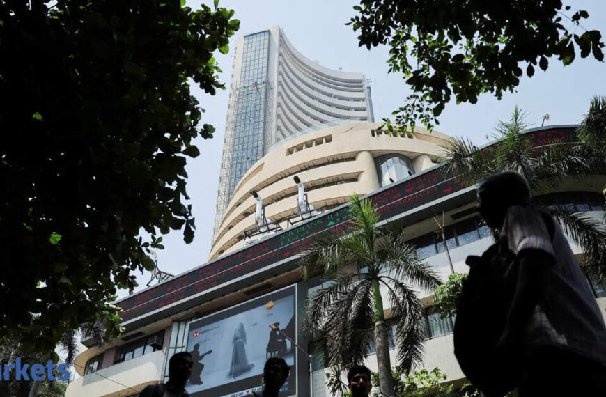 Sensex, Nifty flat in early trade as mixed global cues weigh on D-St