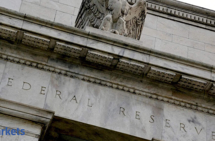 Fed says banks can withstand economic downturn, clears way for dividend hikes