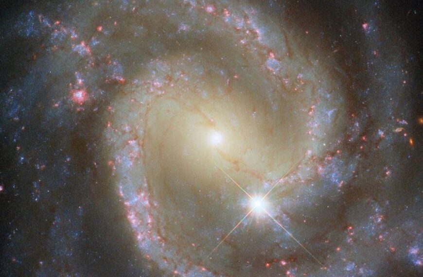 Hubble Spots Isolated Barred Spiral Galaxy That’s Secretly Part of a Cosmic Duo
