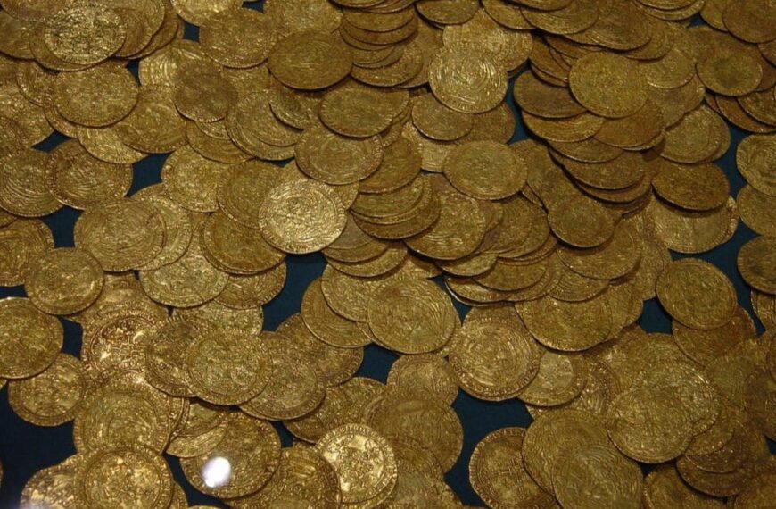 Gold Coins from ‘World’s Richest Shipwreck’ Show 300-Year-Old Castles and Crosses
