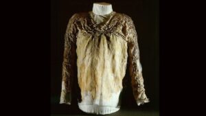 World’s Oldest Tailored Dress Found in Egyptian Tomb…