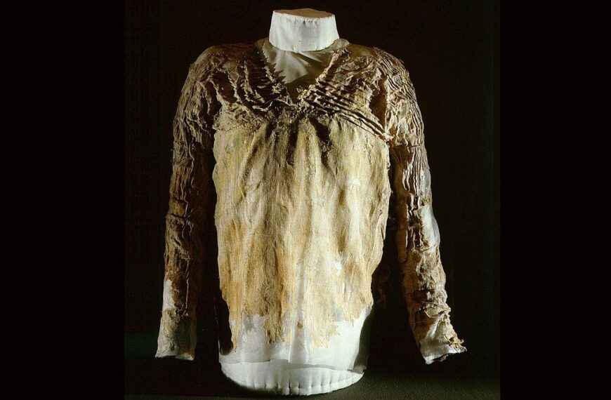 World’s Oldest Tailored Dress Found in Egyptian Tomb Dates Back Over 5,000 Years